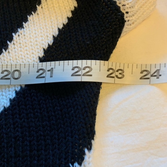 Vintage 80s White and Black light weight sweater - Picture 4 of 5